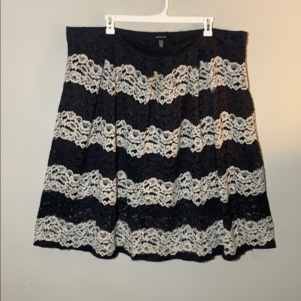 😍 BEAUTIFUL lace black and white skirt! 😍